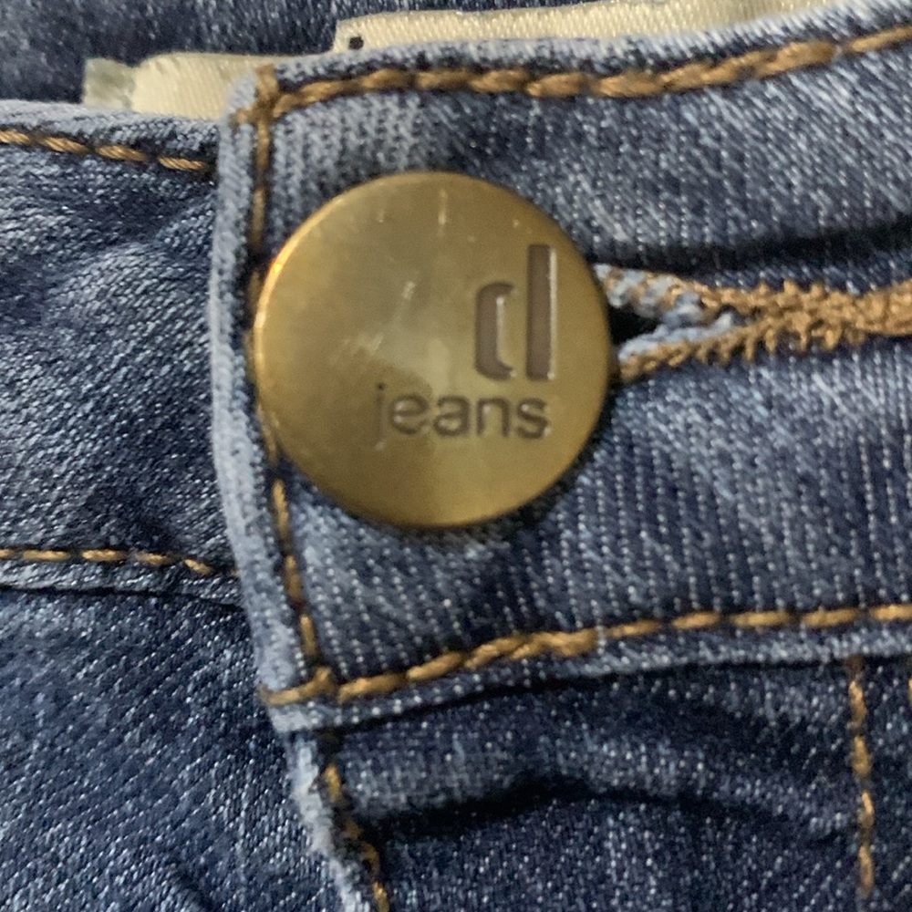 d. Jeans - Picture 3 of 9